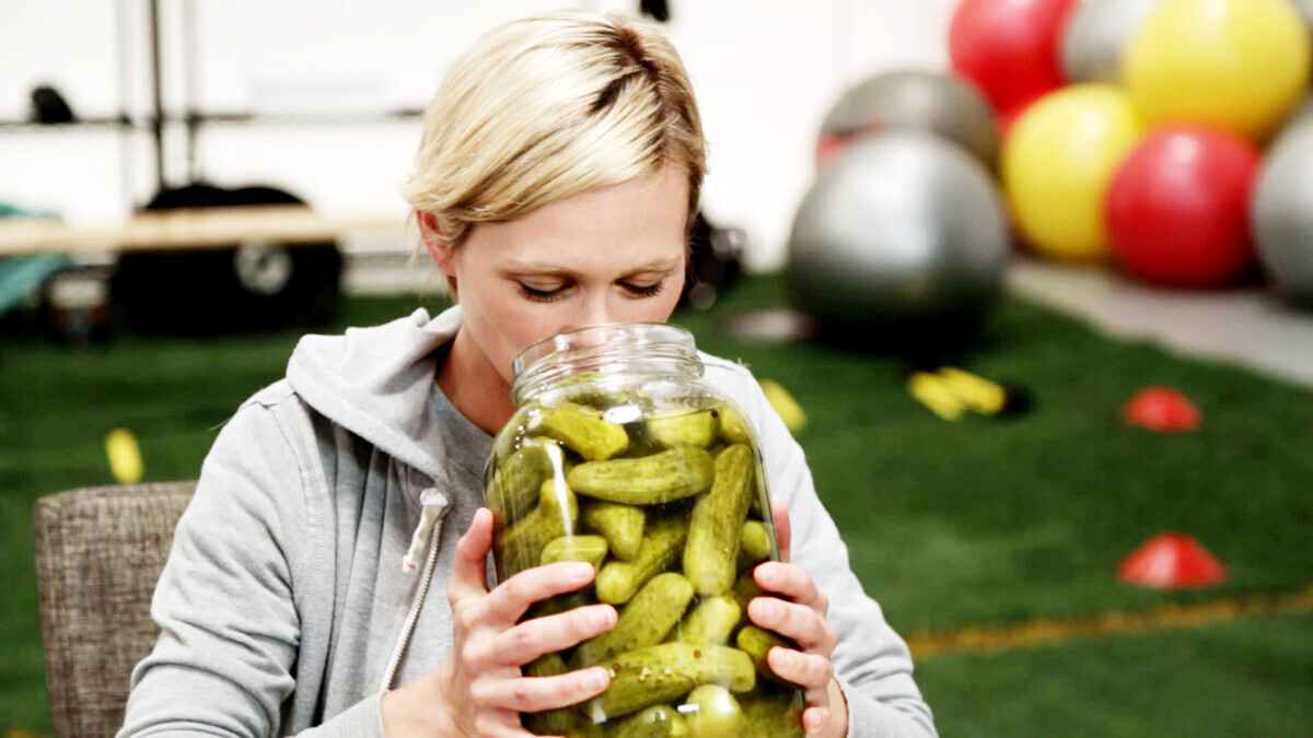 Врач посоветовал пить огуречный рассол, чтобы избавиться от мышечных спазмов. Кому нельзя?