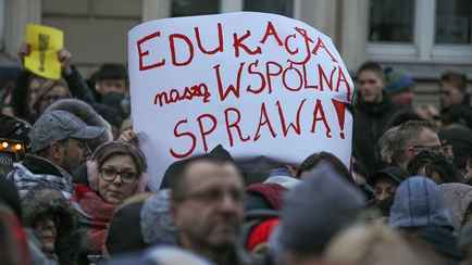 Профсоюз учителей Польши предупредил о забастовке 1 сентября из-за низких зарплат. Сколько зарабатывают?