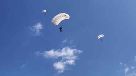 В небе над Минском заметили парашютистов. В Минобороны рассказали, что происходит