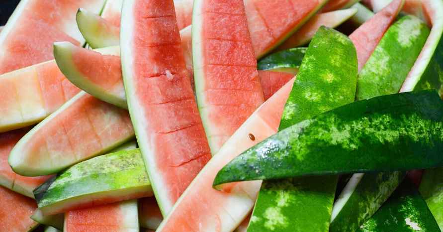 Садоводы посоветовали подкормить помидоры, огурцы и перцы летними отходами. Как приготовить средство?