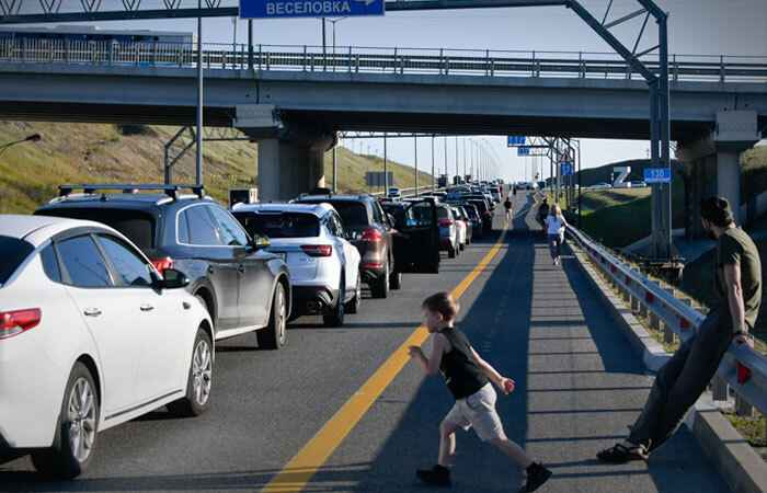 У Крымского моста рекордная пробка растянулась на 25 км