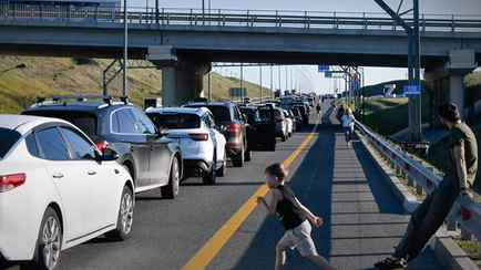 У Крымского моста рекордная пробка растянулась на 25 км