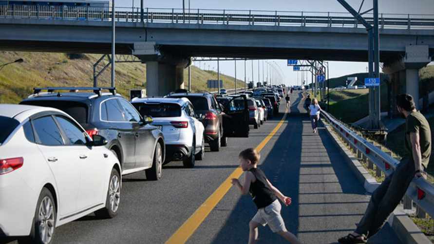 У Крымского моста рекордная пробка растянулась на 25 км