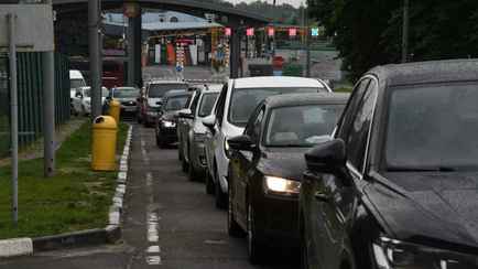 Ночью кратно увеличилось число легковушек, ожидающих выезда из Беларуси в Латвию