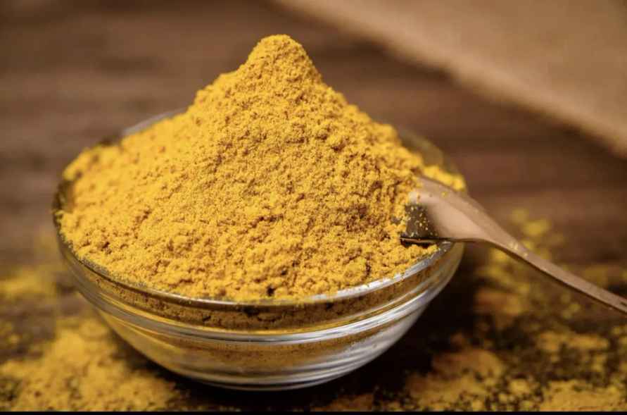 Садоводы посоветовали посыпать огород и газон приправой карри. Чем поможет?