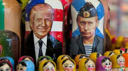 Стало известно, что Трамп подарил Путину. В отеле на Аляске нашли забытые документы Госдепа