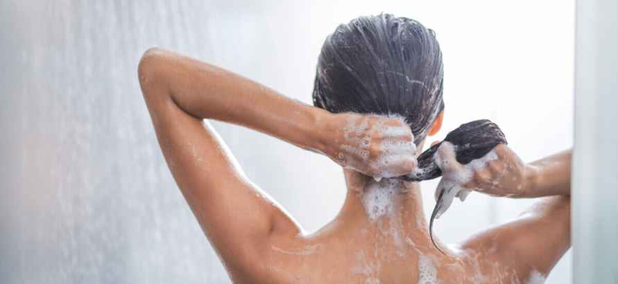 Стоит ли мыть волосы холодной водой? Трихолог объяснил, не станет ли голове хуже