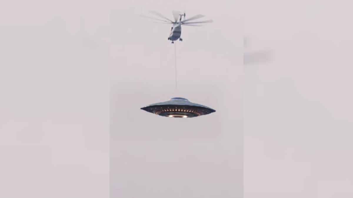 МЧС Беларуси показало "транспортировку" упавшего НЛО на вертолете