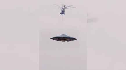 МЧС Беларуси показало «транспортировку» упавшего НЛО на вертолете