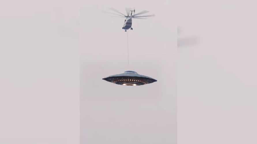 МЧС Беларуси показало "транспортировку" упавшего НЛО на вертолете