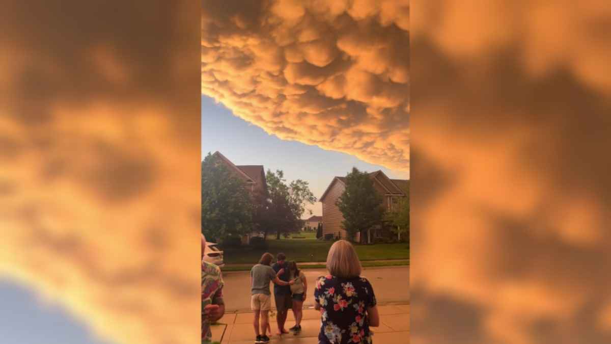 Видео с гигантскими оранжевыми облаками набрало 9,2 млн в TikTok: "Это вызвало бы у меня паническую атаку"
