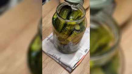 Рецепт кислых огурцов «как из бочки» покорил тысячи пользователей TikTok. Как приготовить?