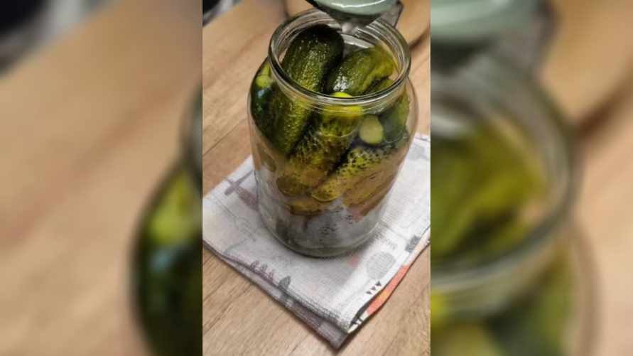 Рецепт кислых огурцов "как из бочки" покорил тысячи пользователей TikTok. Как приготовить?