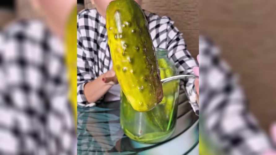 Белоруска показала "проверенный десятилетиями" рецепт малосольных огурцов: "Как семечки съедаются"