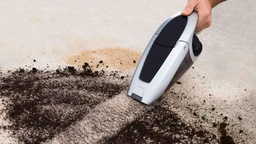 Многие белорусы пылесосят неправильно? Ремонтники назвали 3 ошибки и 7 вещей, убивающих бытовую технику