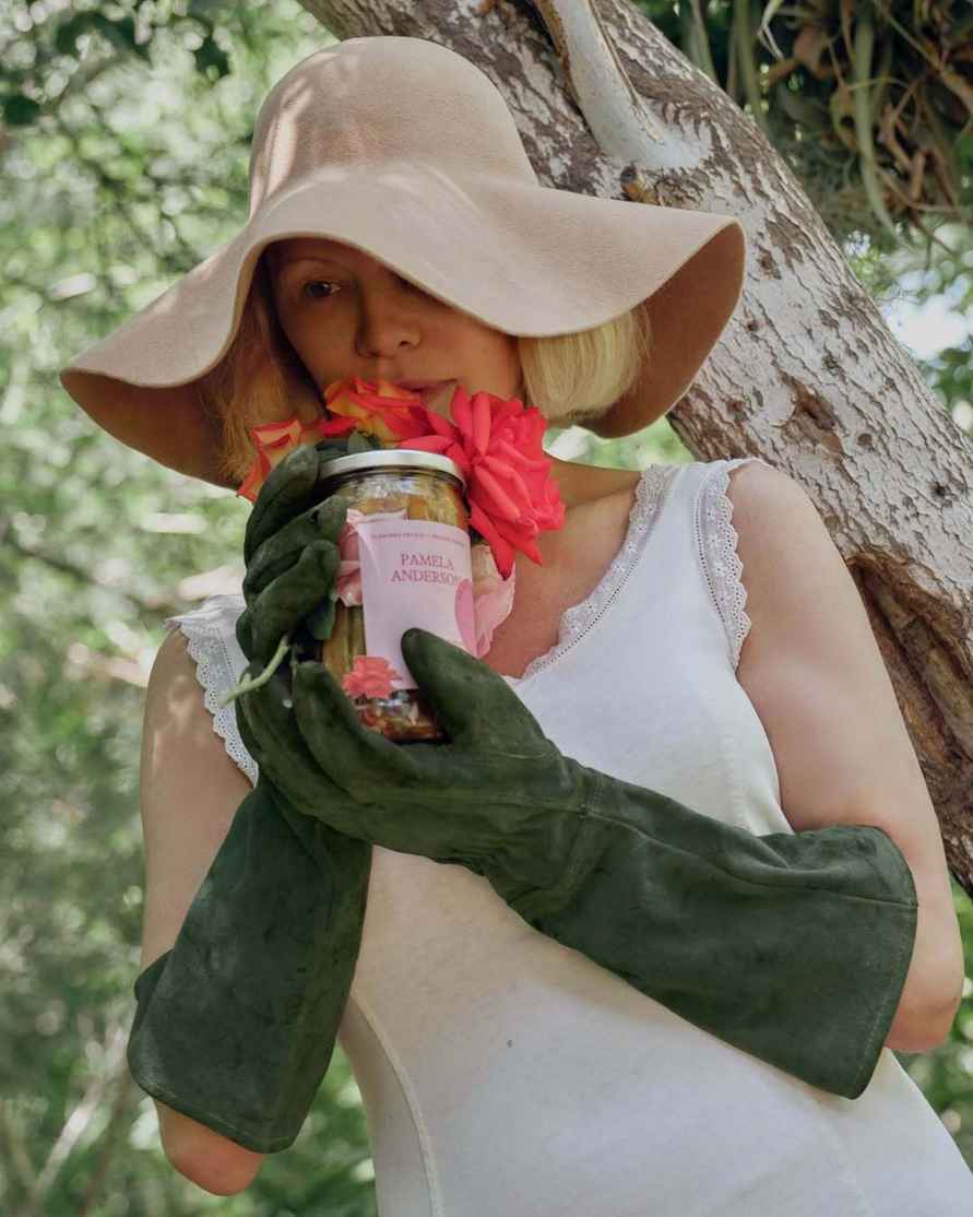 Секс-символ 90-х Памела Андерсон начала продавать соленые огурцы с лепестками роз. Цена понравилась не всем