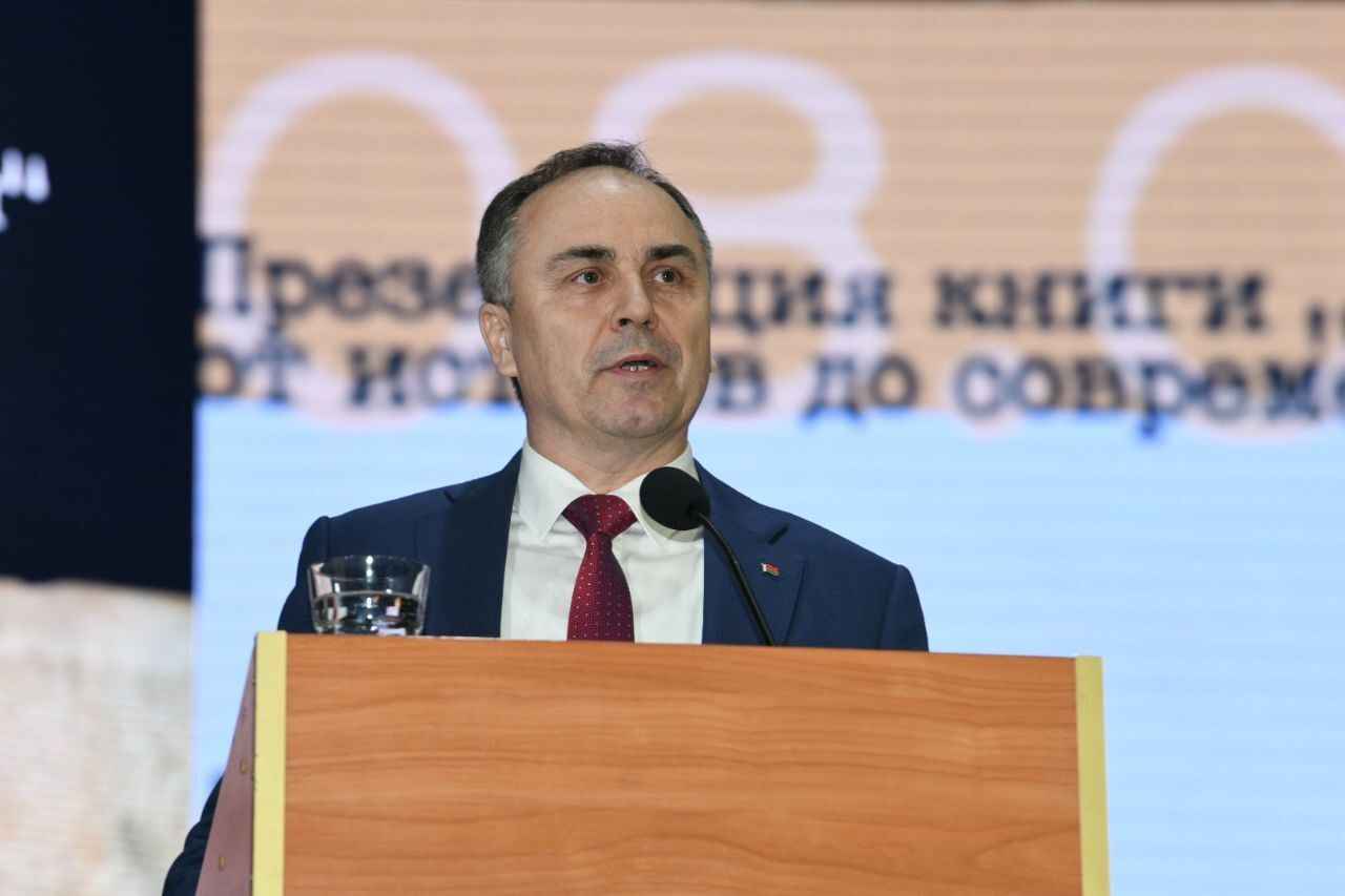 На фото  директор Института истории НАН РБ Вадим Лакиза