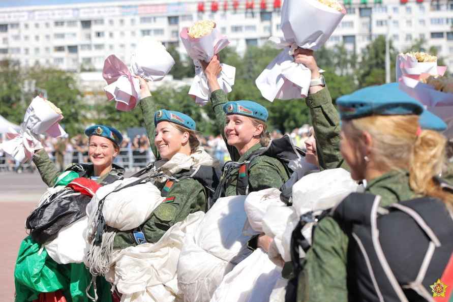 В небе над Минском заметили парашютистов. В Минобороны рассказали, что происходит