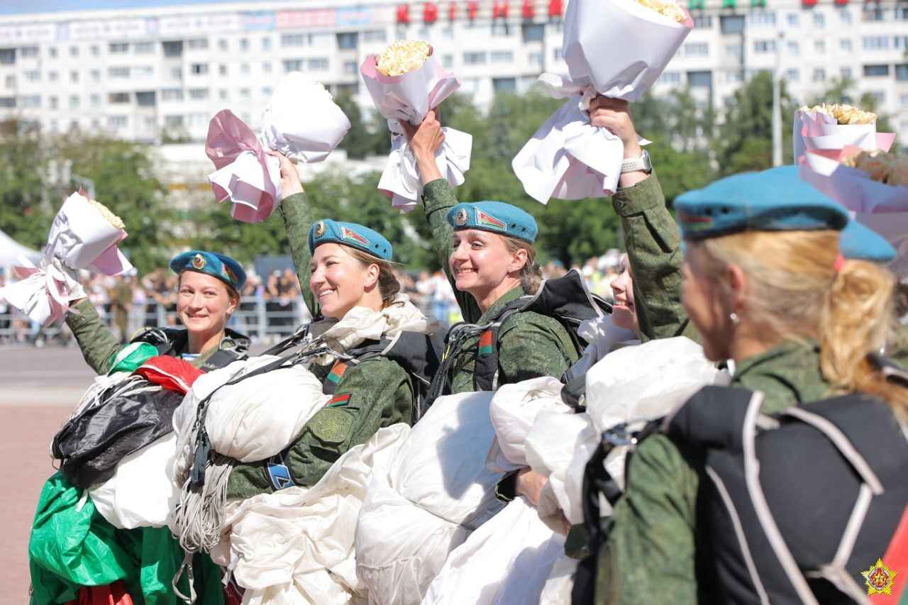 В небе над Минском заметили парашютистов. В Минобороны рассказали, что происходит