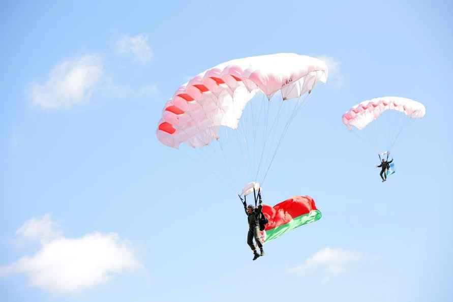 В небе над Минском заметили парашютистов. В Минобороны рассказали, что происходит