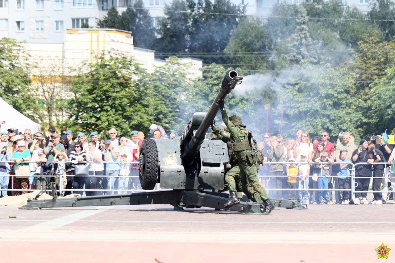 В небе над Минском заметили парашютистов. В Минобороны рассказали, что происходит