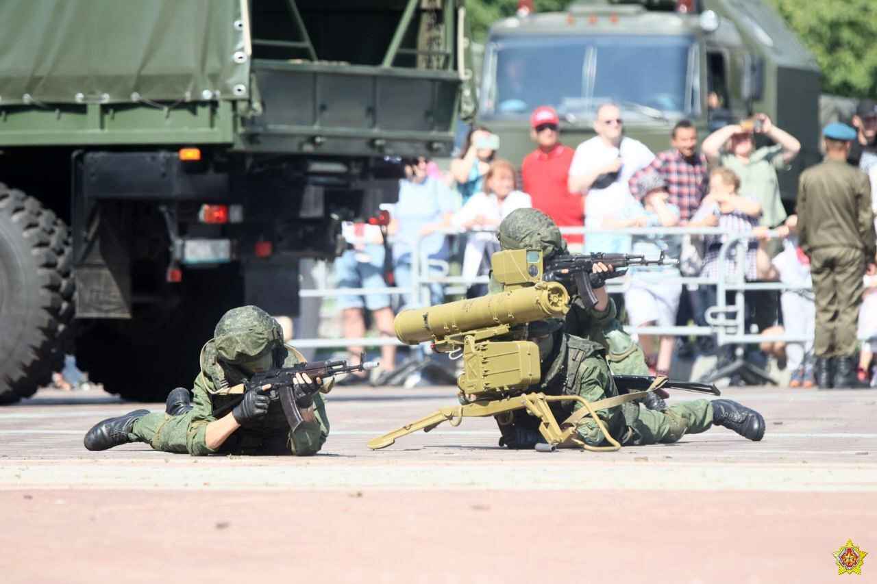 В небе над Минском заметили парашютистов. В Минобороны рассказали, что происходит