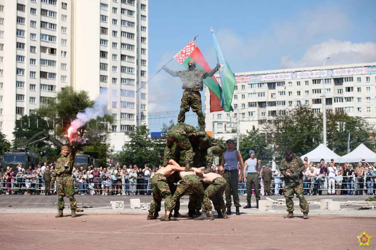 В небе над Минском заметили парашютистов. В Минобороны рассказали, что происходит
