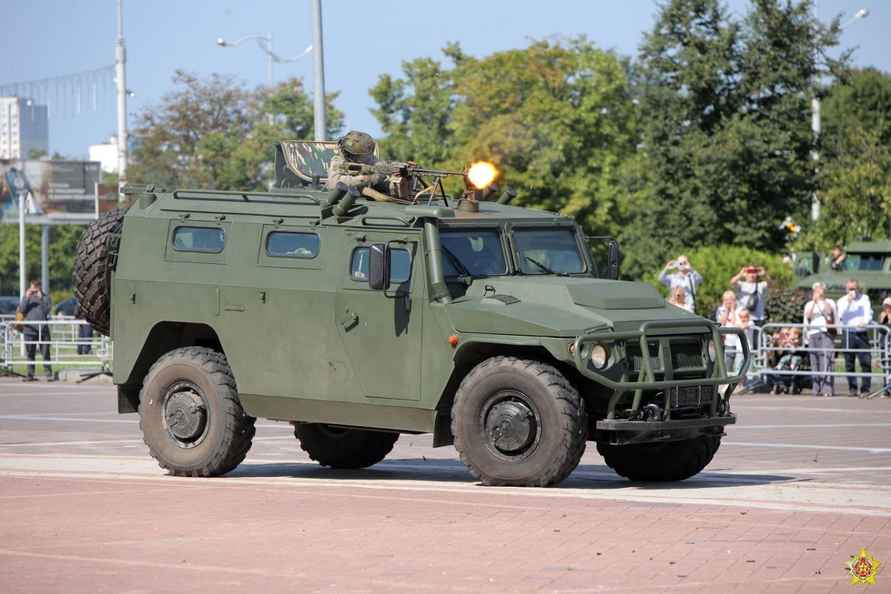 В небе над Минском заметили парашютистов. В Минобороны рассказали, что происходит
