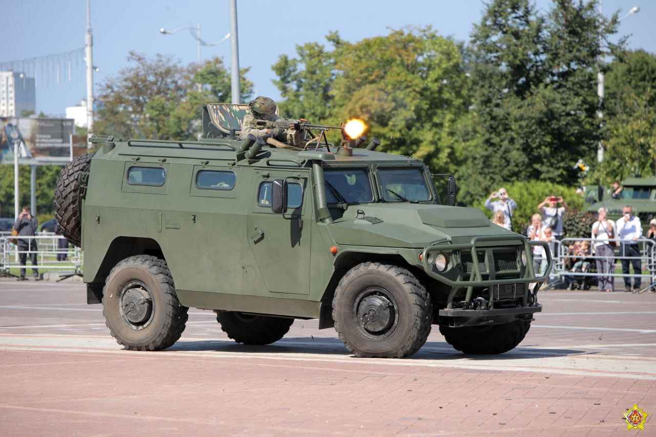 В небе над Минском заметили парашютистов. В Минобороны рассказали, что происходит