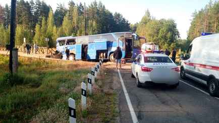 В России туристический автобус столкнулся с грузовым поездом – один погибший