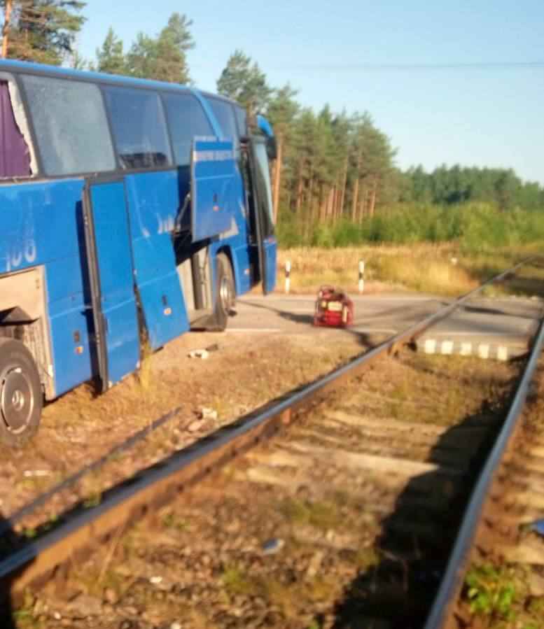 В России туристический автобус столкнулся с грузовым поездом – один погибший