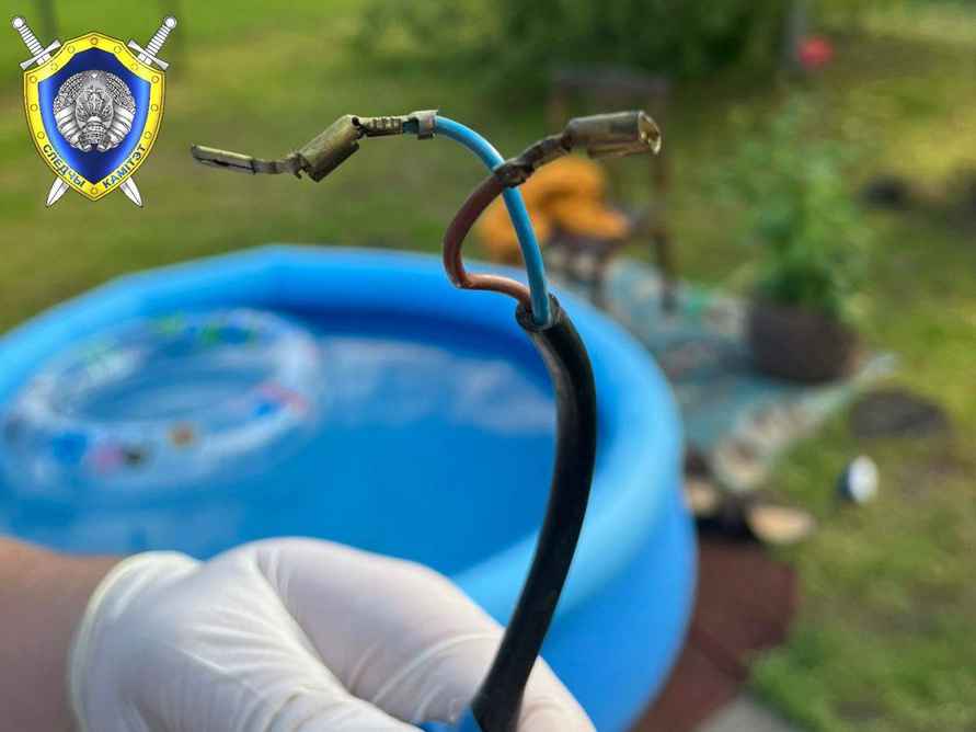 Под Миорами женщину, надувавшую бассейн, убило током