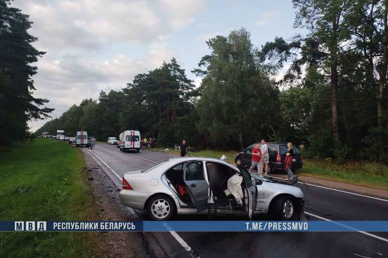 В лобовом ДТП на Гродненщине погибли 3 человека, 5 пострадавших