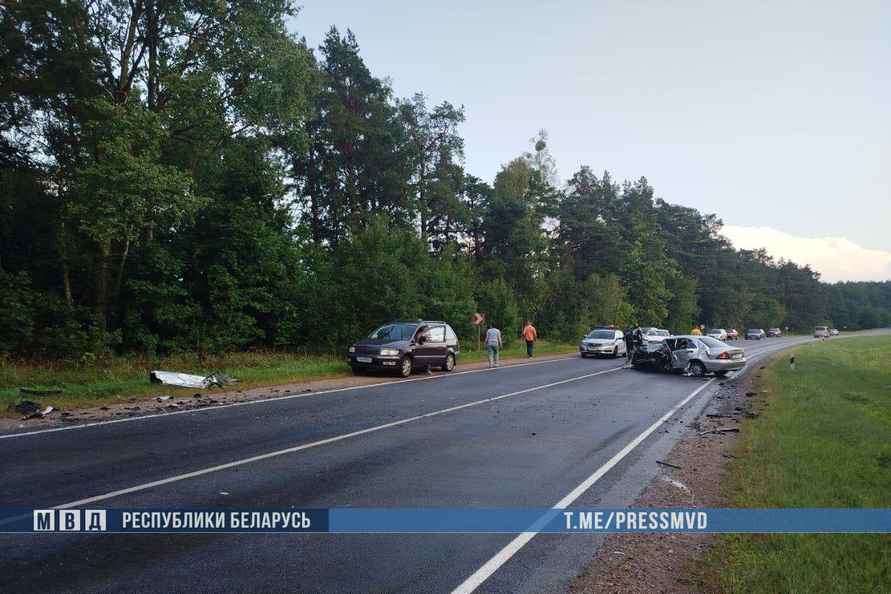 В лобовом ДТП на Гродненщине погибли 3 человека, 5 пострадавших