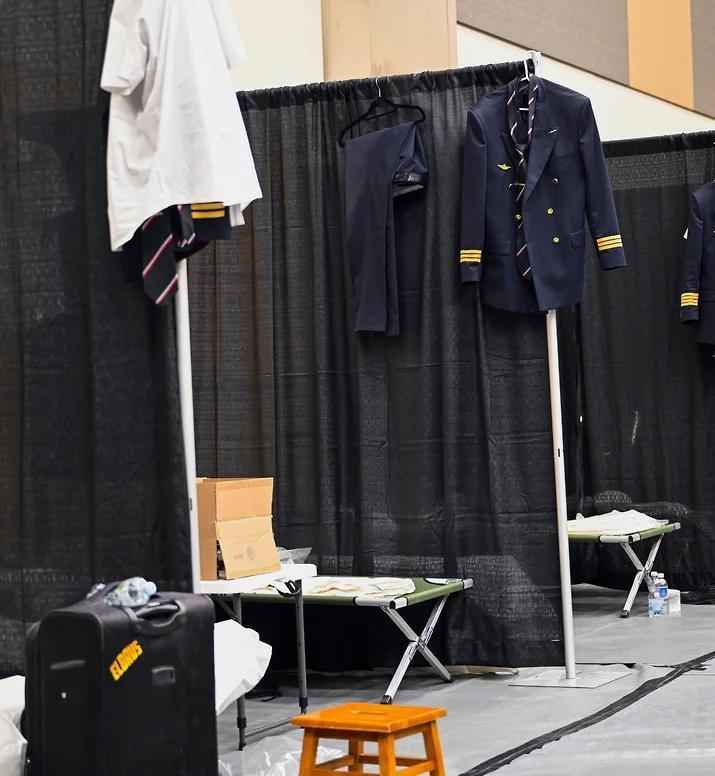 Российских журналистов на Аляске поселили на раскладушках на стадионе