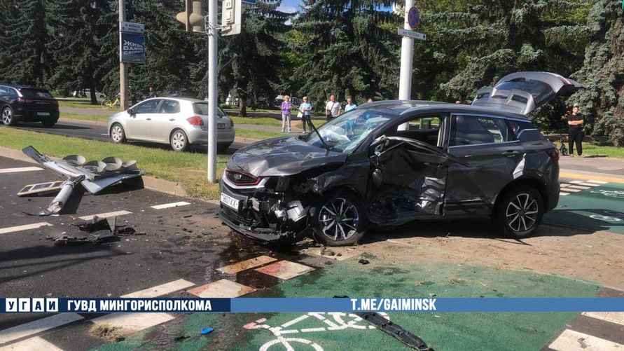 В Минске столкнулись автомобили ГАИ и Belgee
