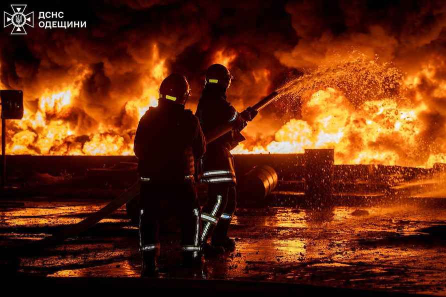 Зеленский обвинил Россию в ударе по азербайджанской нефтебазе в Одессе