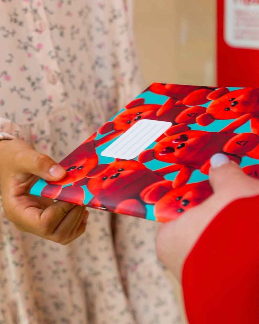 Один из банков предложил белорусам бесплатные школьные тетради. Как получить?