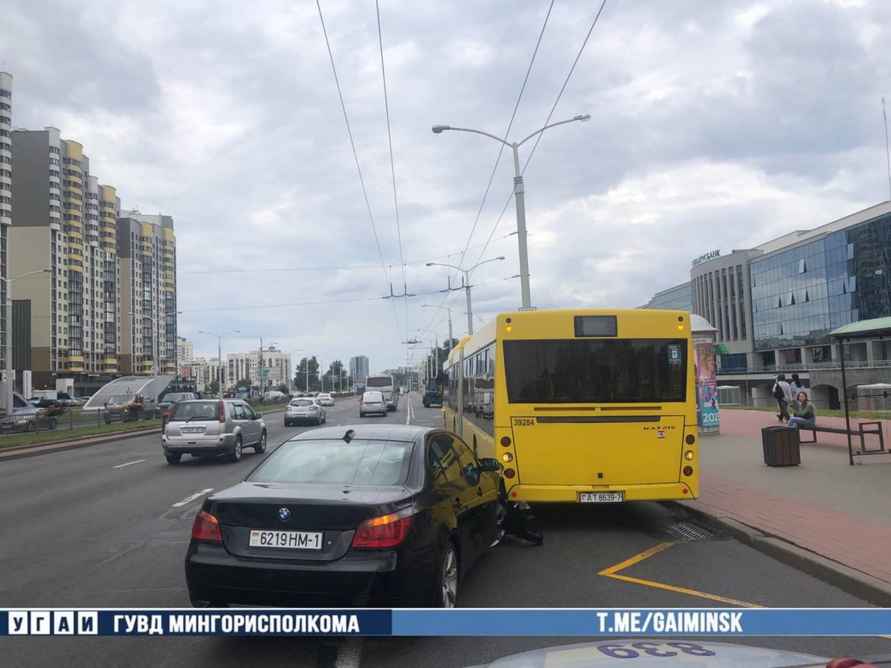 В Минске легковушка врезалась в пассажирский автобус