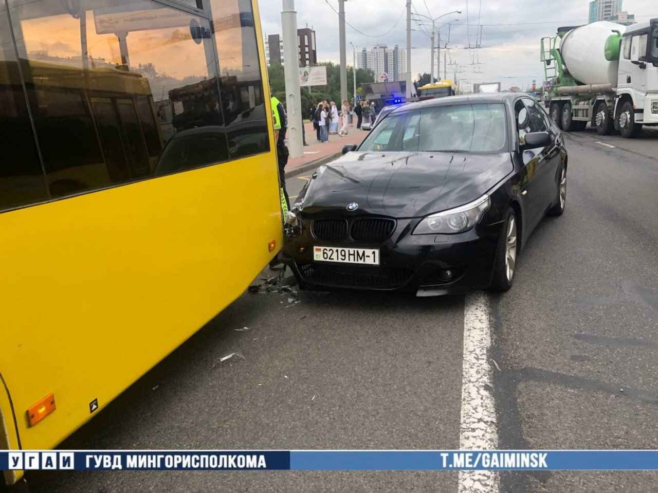 В Минске легковушка врезалась в пассажирский автобус