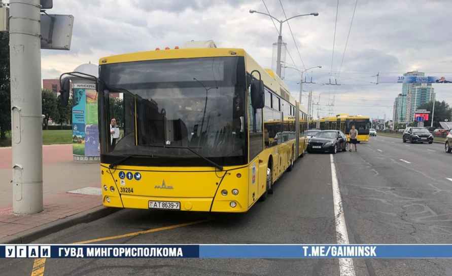 В Минске легковушка врезалась в пассажирский автобус