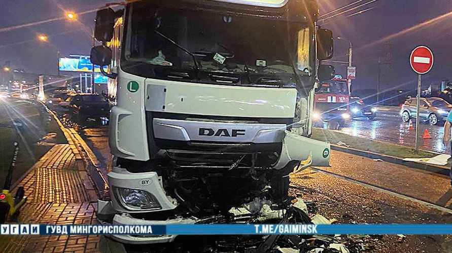 На центральном проспекте Минска Geely лоб в лоб столкнулся с фурой - водитель погиб