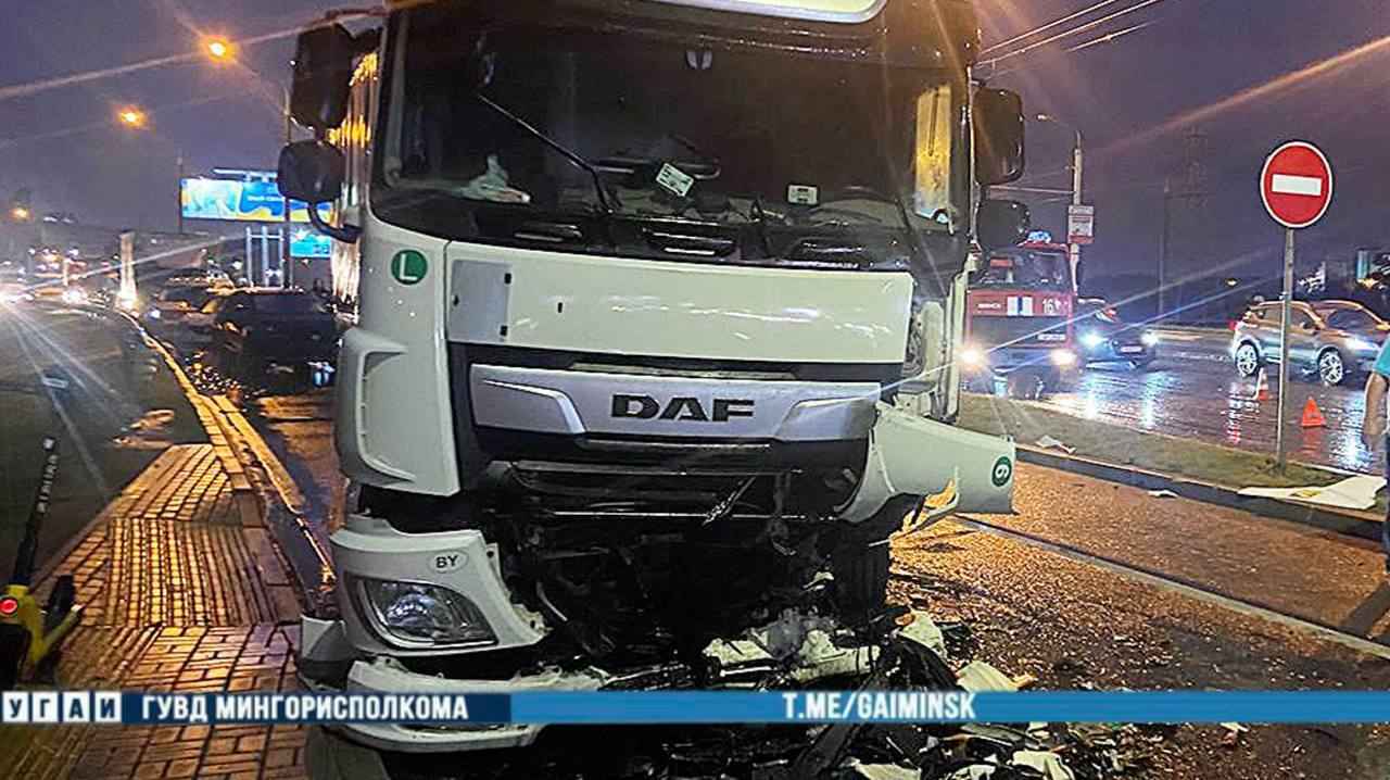 На центральном проспекте Минска Geely лоб в лоб столкнулся с фурой - водитель погиб
