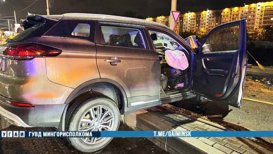 На центральном проспекте Минска Geely лоб в лоб столкнулся с фурой - водитель погиб