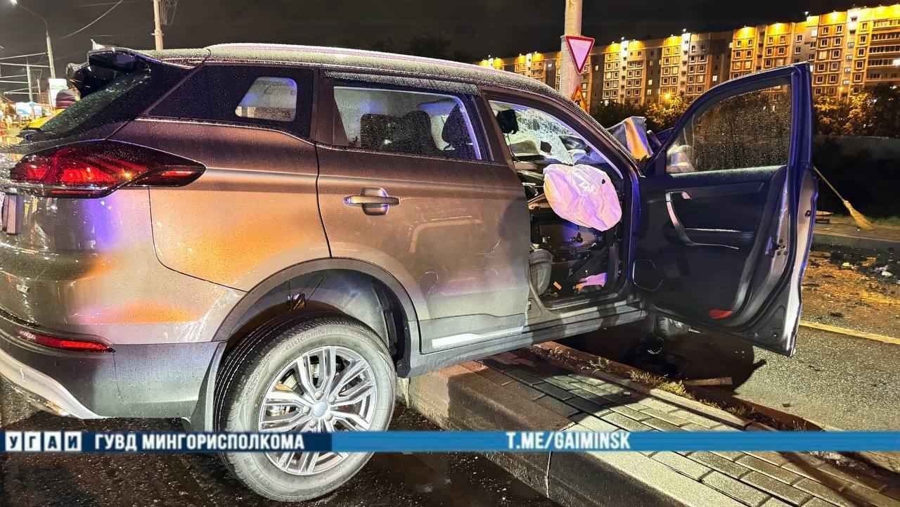На центральном проспекте Минска Geely лоб в лоб столкнулся с фурой - водитель погиб