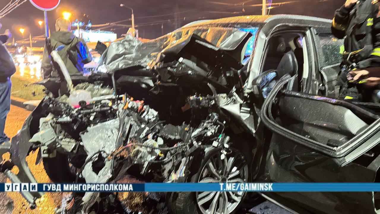 На центральном проспекте Минска Geely лоб в лоб столкнулся с фурой - водитель погиб