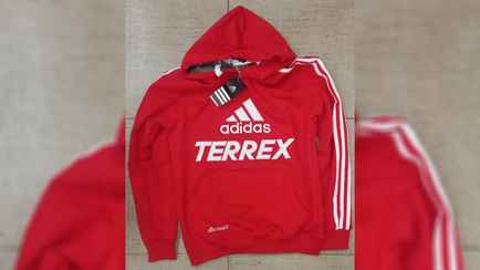 В Беларуси запретили продавать мужской джемпер с лого Adidas