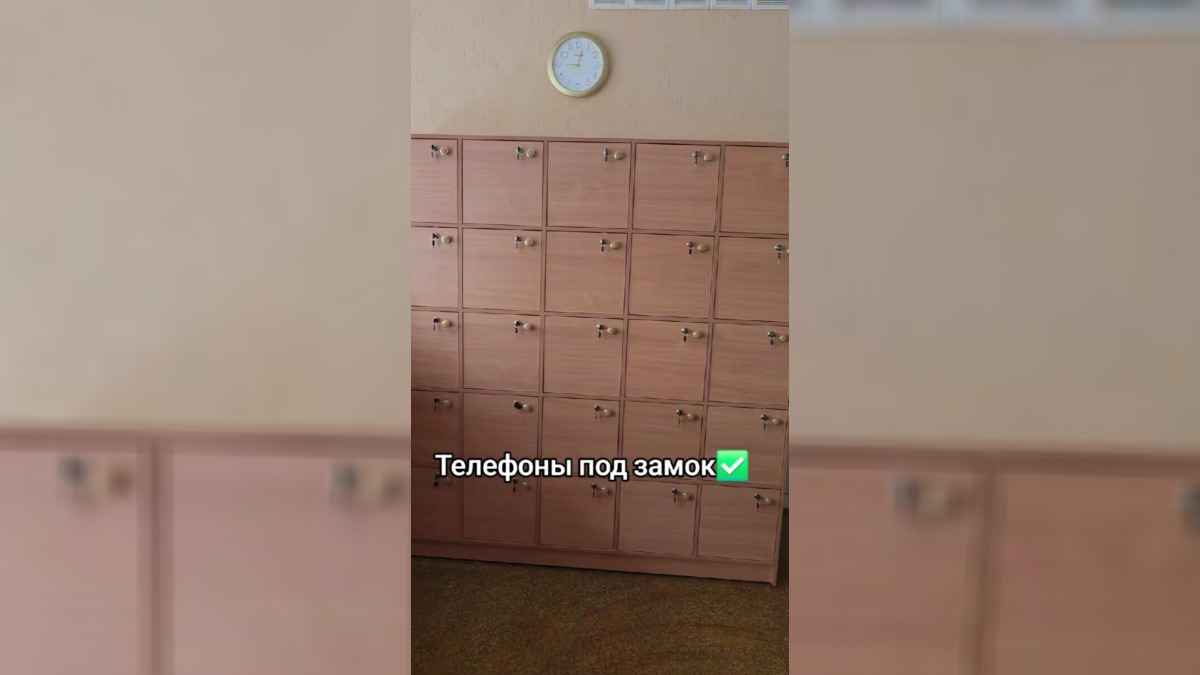«А если два телефона?» — В TikTok завирусилось видео со шкафчиками для гаджетов в белорусской школе