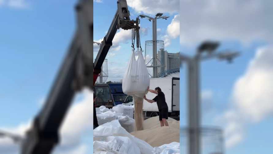 В центре Минска на несколько дней обустроили «пляж». Зачем?