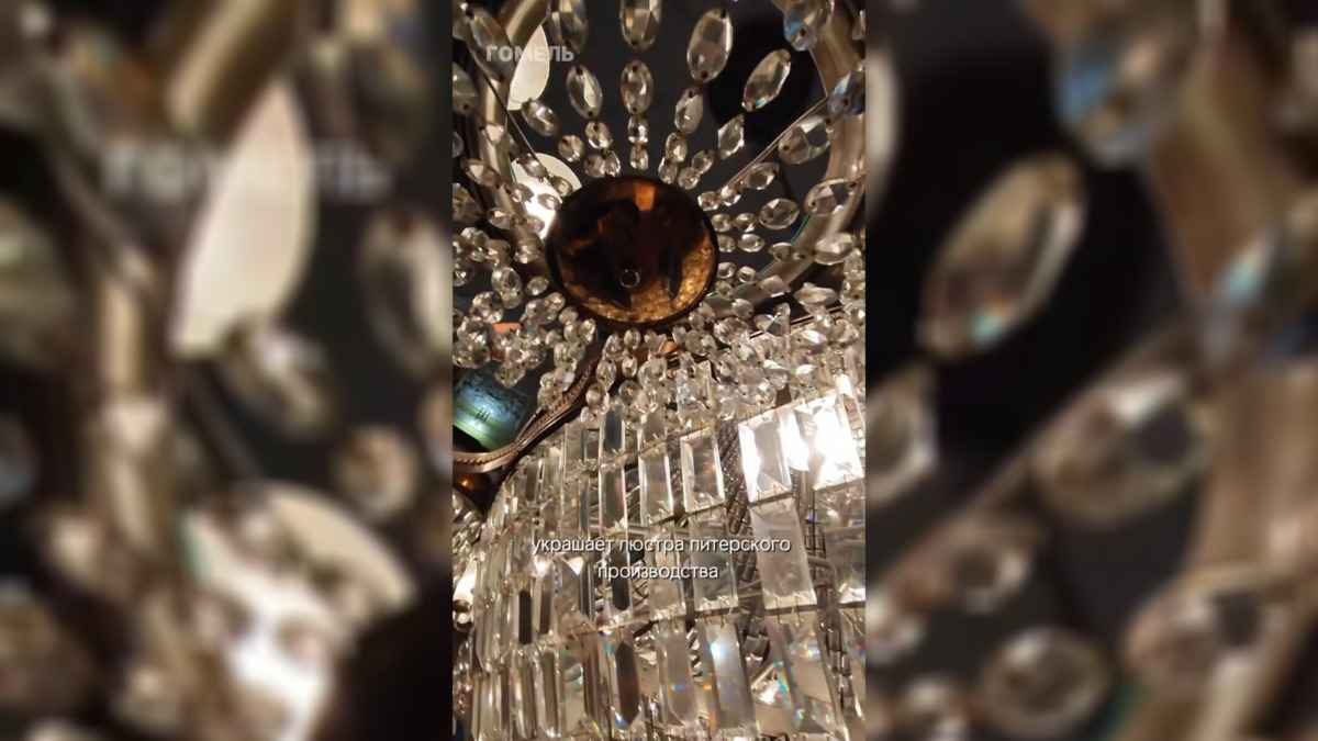 В гомельском драмтеатре показали, как моют огромную люстру весом 600 кг